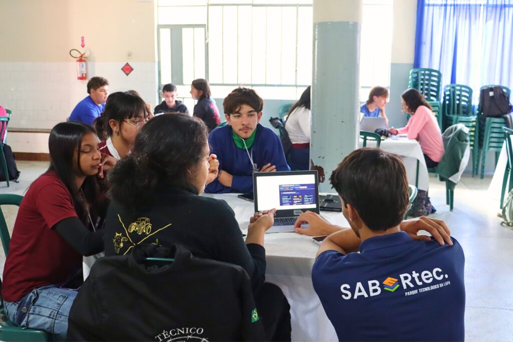 Semana da Inovação e Acessibilidade chega ao seu terceiro dia com o Hackathon, onde equipes de jovens trabalham em soluções para desafios reais 4
